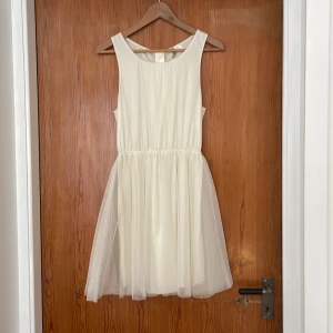 Studentklänning från H&M  - Studentklänning från H&M i storlek 38. 