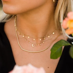 Safira halsband  - Helt nytt stjärnhalsband från Safira.  Material: 18k gold plated  OBS! Det är endast det första halsbandet på bilden