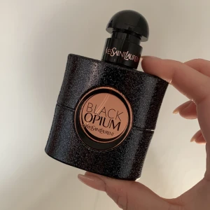 Yves Saint Laurent Black Opium  - 30ml dröm! Förförisk doft men den var inget som passade mig utan går tillbaka till min favorit. Endast använt fyra eller fem sprut. Köptes för över 550. Skambud undanbedes. Hämtas upp i Stockholm söderort eller köparen betalar frakt. 