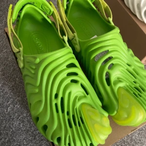 Salehe bembury crocs i storlek 43 - Salehe bembury crocs i storlek 43. Helt nya. Kvittot finns kvar.