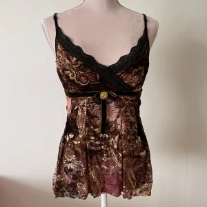 Blommigt linne - Blommigt linne för 90kr i storlek S💝 jättefin för sommaren. Säljer även en i storlek M så kolla in min profil. 💕