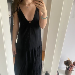 Långklänning  - Säljer min helt oanvända långklänning med prislapp kvar! Lite öppen i ryggen med urringning framtill. Superfin nu i sommar