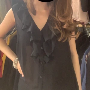 Svart blus! - Säljer denna jättefina kortärmade blusen i svart! Passar till allting och den är använd fåtal gånger så nästan som ny! Kom privat för fler frågor angående blusen!🖤