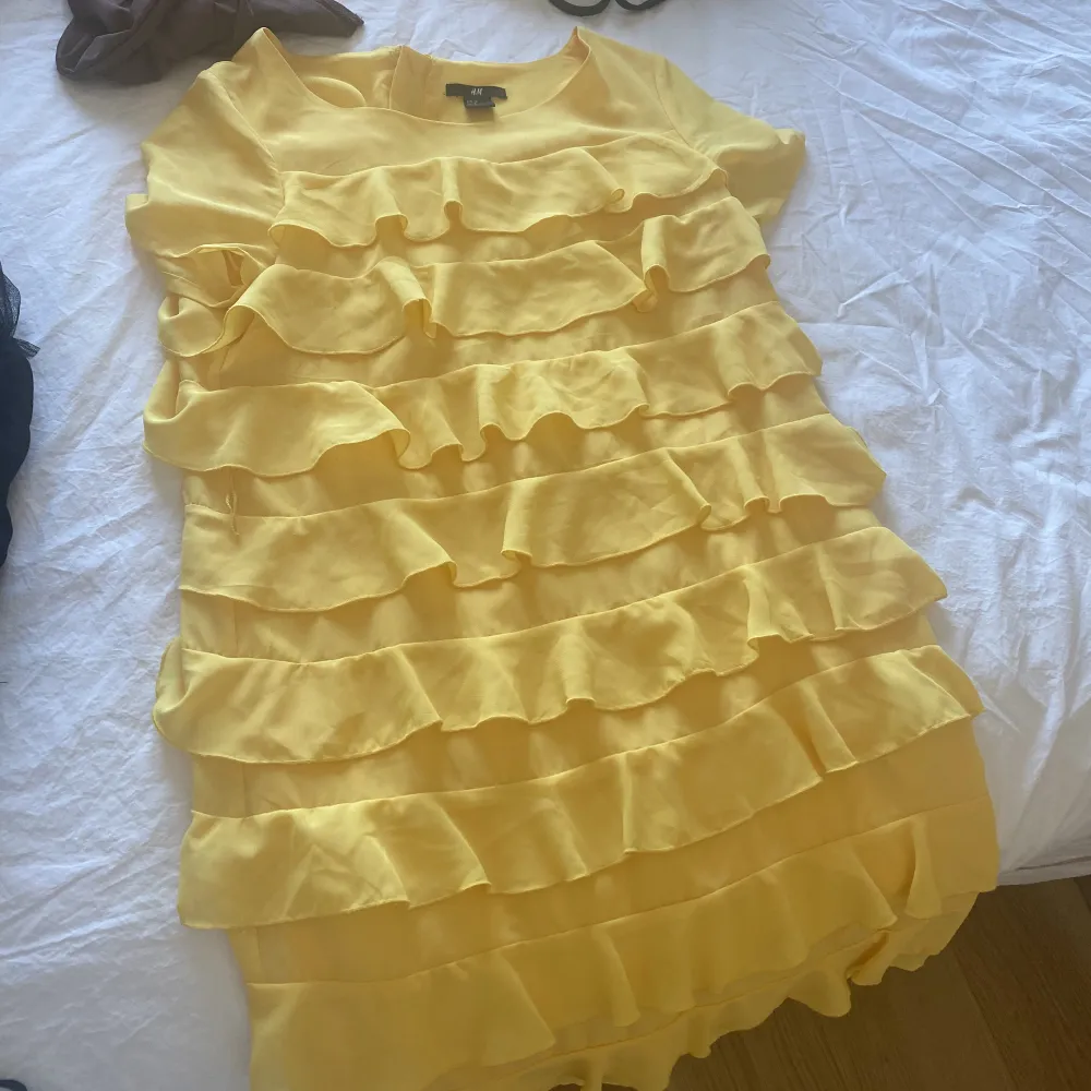 Skit fin gul klänning, säljer då den aldrig kommit till andvändning. . Klänningar.