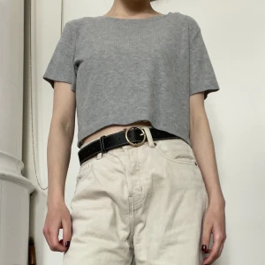 Grå crop top - Storlek M är oversize på mig som har storlek S, så om du är M är toppen lite tightare 