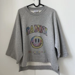 GANNI tröja - Grå Ganni sweatshirt. Nästintill oanvänd, väldigt gott skick. Storlek M. Nypris 2000kr