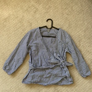 Blus randig - Randig knytblus från Lindex med trekvartslånga armar. Storlek S 🌸