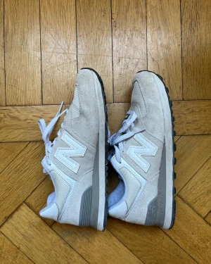 New Balance 574 - Endast använda 2 gånger. Jag bjuder på frakten! 🫶🏼