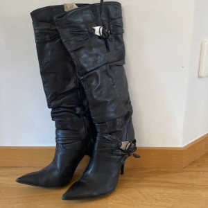 Italienska skinnstövlar - Det här är ett par jättefina italienska skinnstövlar, säljer för att dom inte kom till användning 