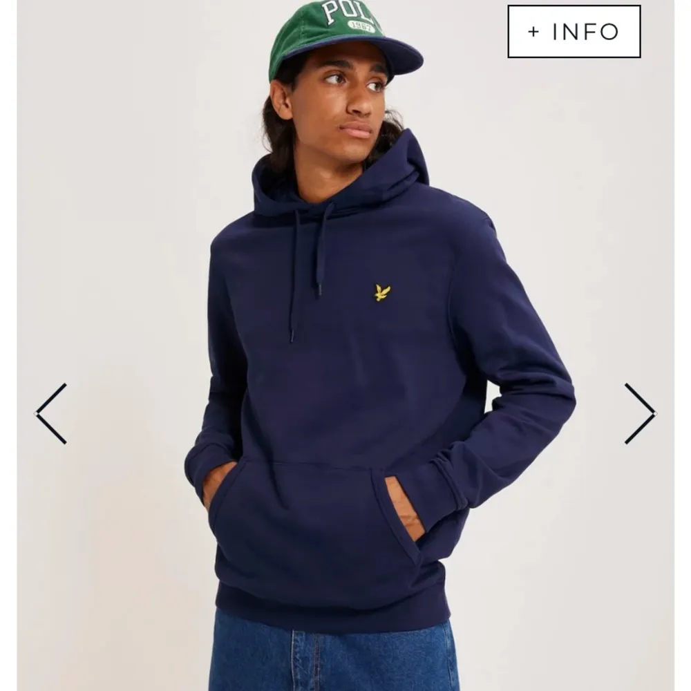 Säljer min Lyle and scott hoodie. Mörkblå jätteskön tröja som inte alls kommer till användning tyvärr (endast använd för provning). Storlek S. Hoodies.