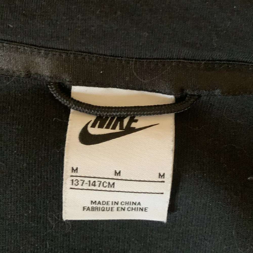 Hej! Jag säljer min Nike tech fleece eftersom den är för liten för mig, nästan aldrig använd då ja köpte fel storlek inga defekter💕. Hoodies.