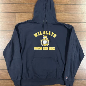 Champion Wildcats Hoodie - Snygg vintage Hoodie i storlek L! Bara att skriva om du undrar över något🙏