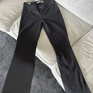 Levis bootcut jeans - Säljes dessa helt oanvända Levis jeans, dem är lågmidjade och bootcut, säljes pga dem är för små för mig. Är 167 lång och dem passar bra i längden! 💘