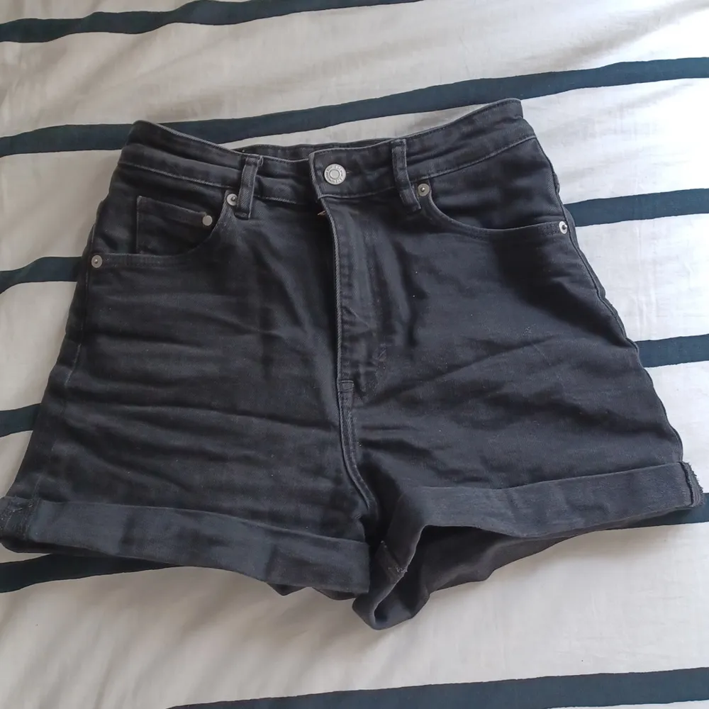 Ett par jättefina och sköna mom jeans shorts men som jag har tyvärr växt ut♡ Ser ut som helt nya och priset går att diskuterats☁️ Köpte dom i våras för ca 150kr. Shorts.