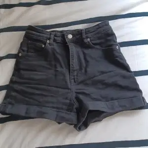 Ett par jättefina och sköna mom jeans shorts men som jag har tyvärr växt ut♡ Ser ut som helt nya och priset går att diskuterats☁️ Köpte dom i våras för ca 150kr