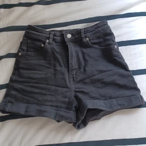 Jeans shorts - Ett par jättefina och sköna mom jeans shorts men som jag har tyvärr växt ut♡ Ser ut som helt nya och priset går att diskuterats☁️ Köpte dom i våras för ca 150kr