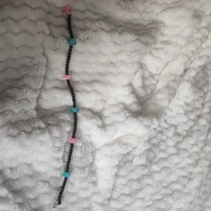 Haldspand  - Ett fint halsband. Säljer är för litet. Har gjort det själv. Kan tänka mig diskutera priset på det. Hör av dig om du vill något eller vill ha fler bilder.