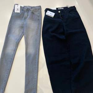 Jeans, stl. Midja 25 tum, Dam 1 par ljusa skinny jeans 1 par linne typ byxor wide leg  Helt nya med prislapparna på. Ny pris byxor 1900 kr skinny jeans ny pris 1750 kr Passade inte min dotter tyvärr!  Mitt pris: Både för 2000 kr 2000 