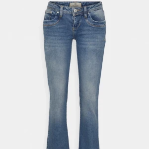 Blåa LTB jeans stl 24/34 - Blåa LTB jeans, använda högst två gånger, stl 24/34 så dom passar nån mellan 163 och 175 beroende på hur långa man vill ha dom, egna bilder kan jag fixa om man undrar hur dom ser ut på!💗