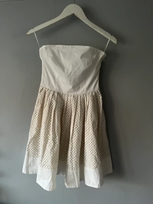 Vit kläning - Superfin vit kläning, måste tyvärr sälja då den var i fel storlek. Är köpt second hand och storlek stå inte på lappen💓