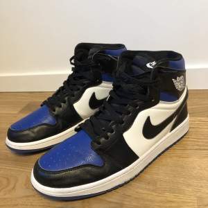 Säljer min air Jordan 1 royal toes då dem inte andvänds längre. Dem är i stort sätt oandvända och är fortfarande väldigt snygga, en perfekt sko för sommaren. För bilder eller frågor kontakta mig!