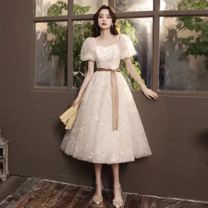 Vit fest/bröllopsklänning  - En jätte fin, oanvänd fest/bal/bröllopsklänning. Det finns en ribon på baksidan så man kan justera klänningen. Storlek s 