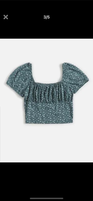 tröjor från shein - två likadana tröjor från shein, ena röd och den andra grön/blå aktig väldigt fina, använda fåtal gånger 150kr för båda, 75kr/st