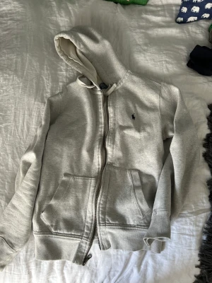 Ralph Lauren hoodie  - Haft i cirkus 2 år. Använd men varsamt.  Kom med bud om ni vill! 