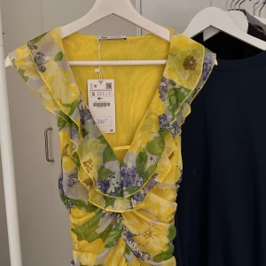 Zara klänning - Superfin klänning från Zara men prislapp kvar pga fel storlek! Den är XS och formar kroppen så fint! 