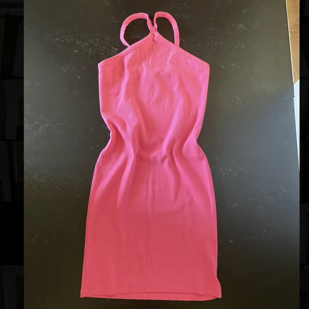 Superfin rosa klänning från lager 157! Aldrig använd men tyvärr han jag ta bort lappen innan jag insåg att jag ville lämna tillbaka den🤍. Klänningar.