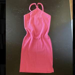 Superfin rosa klänning från lager 157! Aldrig använd men tyvärr han jag ta bort lappen innan jag insåg att jag ville lämna tillbaka den🤍