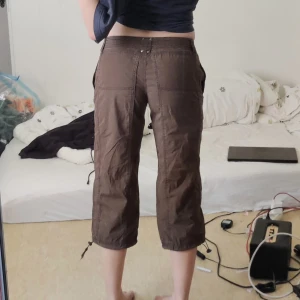 Bruna capris - Snygga bruna capris från 2000-talet! Ingen tydlig defekt men sitter lite tajt på mig som har 38. Midjemått: 82cm Innerbenslängd: 55cm. Ingen mer bild eller info. Vinnande bud betalar med köp nu 