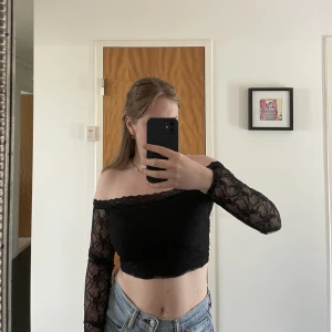 Festtopp🌟 - Superfin topp från H&M som jag tyvärr inte hann lämna tillbaka innan jag hann inse att den inte skulle komma till användning för mig. Den är därav helt ny och oanvänd med lappen kvar! Storlek M ✨ nypris 199kr men säljes för 50kr plus frakt📦 