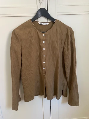 Blus, aldrig använd - Fin blus från zara som aldrig kommit till användning. 