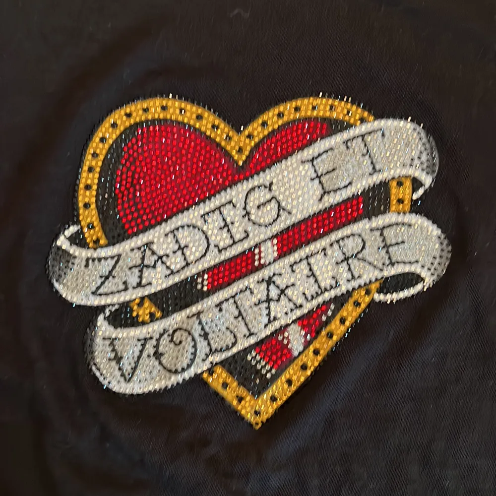  Säljer den här super snygga Zadig och Voltare tröjan då den den inte kommer till användning. Ny skick o perfekt till sommaren ! Pris kan diskuteras 👌🏼. T-shirts.