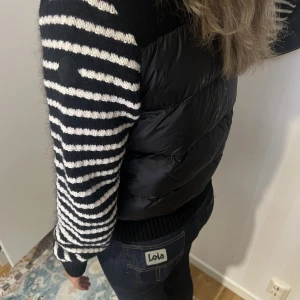 Moncler cardigan !! - Intressekoll på min superfina moncler cardigan! Köpt för inte så länge sen, har äkthetsbevis och monclergaljen kvar! Superfin och passar perfekt för sommarkvällarna! Hör av er vid frågor 