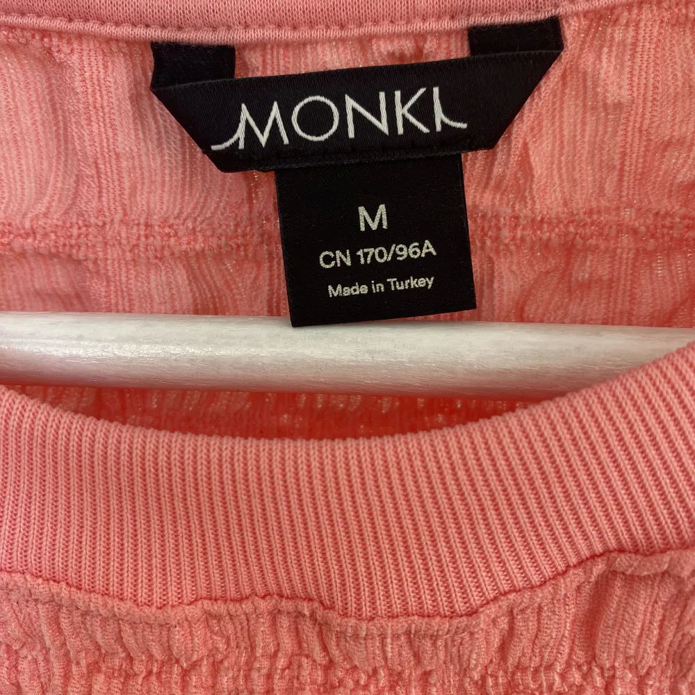 Rosa tshirt från Monki i stretchigt material. . T-shirts.