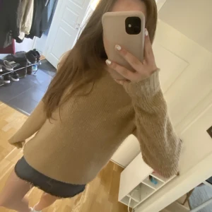 Stickad tröja  - En beige stickad tröja köpt second hand. Skulle säga att storleken är xs-m beroende på hur man vill att den ska sitta. Skriv privat för fler bilder!