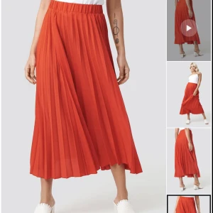 Kjol - Superfin röd kjol till sommaren. Aldrig använd pga för stor för mig.  Ordinarie pris: 439 kr