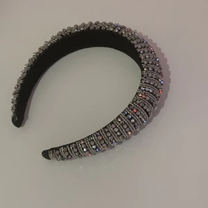Glitter diadem - Fint diadem med diamanter! Aldrig använt, endast testat hemma
