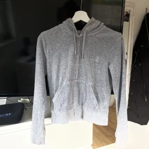 Juicy couture tjocktröja - Säljer min gråa juicy couture kofta då jag inte använder den längre, köpt hösten 2021, inga fläckar eller  märke på den.