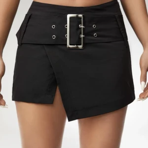 Lågmidjad minikjol y2k - Jättesnygg minikjol med inbyggda shorts och reglerbart bälte som tyvärr var för liten för mig. Köpte den på Shein men den sålde slut och finns inte kvar längre:( Passar bra till utekvällar 🖤🖤 strl XS