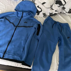 Nike tech fleece - Blå Nike Tech fleece knappt använd (skick 8/10) hoodien storlek xs byxorna storlek s - om intresserad kom dm