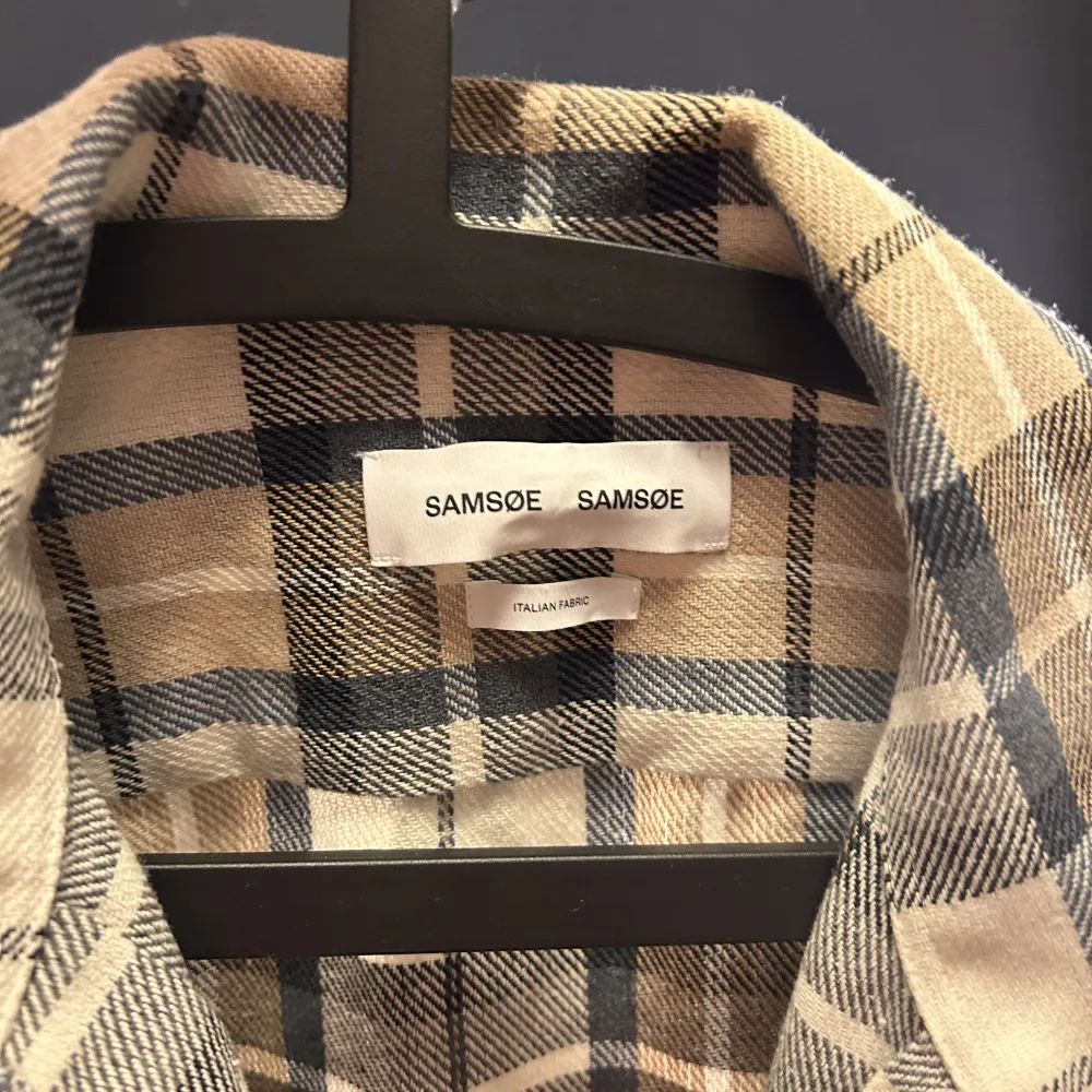 SamsoeSamsoe Overshirt knappt använd. nypris runt 2000kr jag är 185 cm x 70 kg och den sitter perfekt!. Takit.