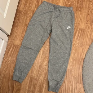 Mjukisbyxor nike - Mjukisbyxor från Nike, nypris 499kr
