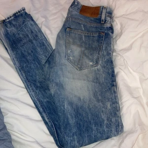 Tiger of sweden jeans  - Stentvättade jeans med hål för knäna från Tiger of sweden. Knappt använda så gott skick!  