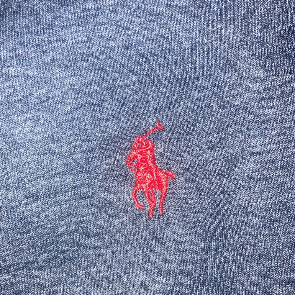 Supermysiga mjukisar från polo i strlk L-XXL, bra skick men snöret saknas. Fick dom i present så jag är osäker på om dom är äkta. Färgen är mörkt gråblå. Öppen för prisförslag . . Farkut & Housut.