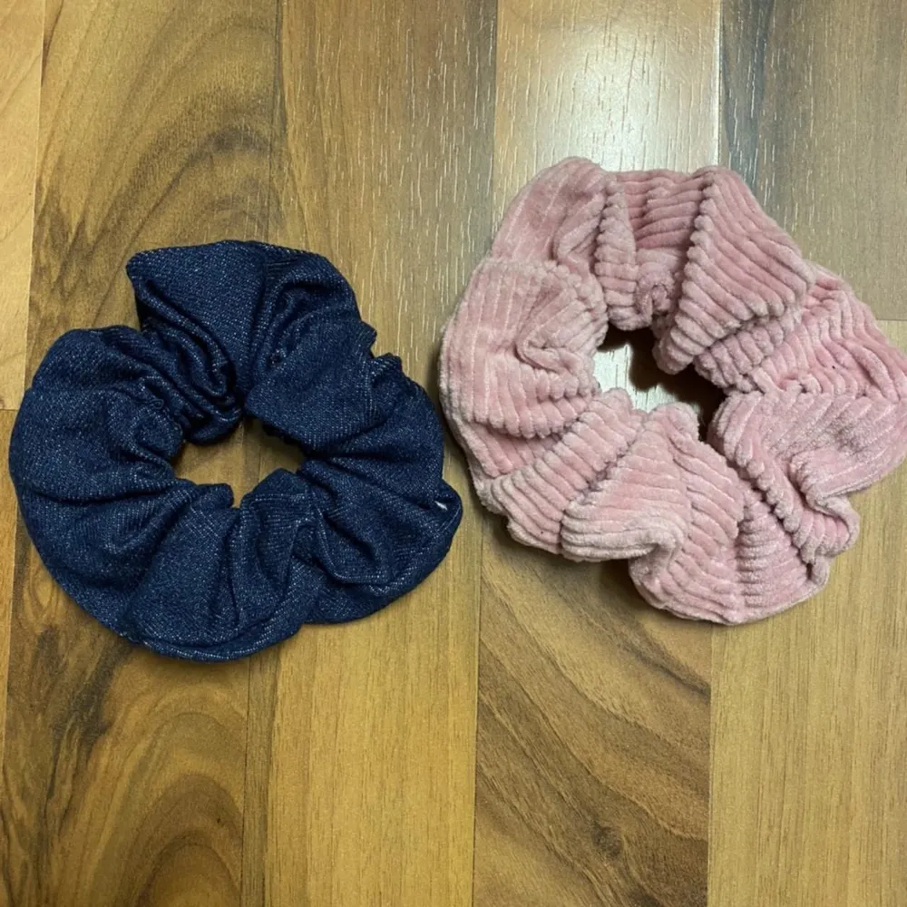 Monki scrunchies  En Rosa Manchester och en blå denim  Aldrig använda  Original pris 120kr. Accessoarer.