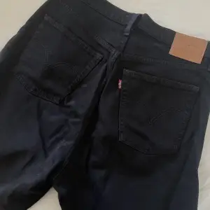 Nya jeans gick ner i vikt när köpte dem så är för stora. Älskar modellen är Levis straight modell i strl 31/29