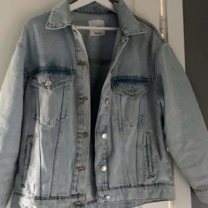 Jeansjacka  - Superfin ljusblå jeansjacka från mango. Bra skick 